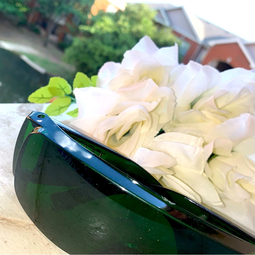 Dark green oversized rim sunglasses.